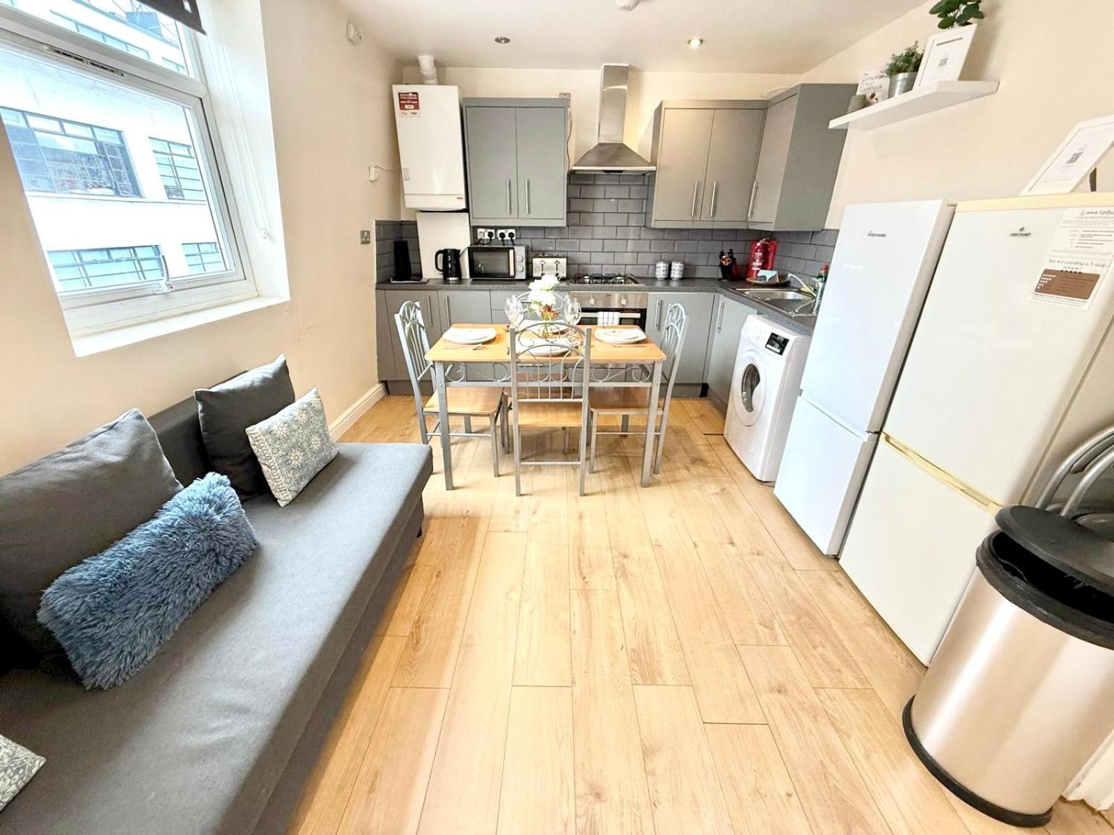 Lovely 3 Bedroom Flat , Aldgate, Tower Hill, Whitechapel * Londra